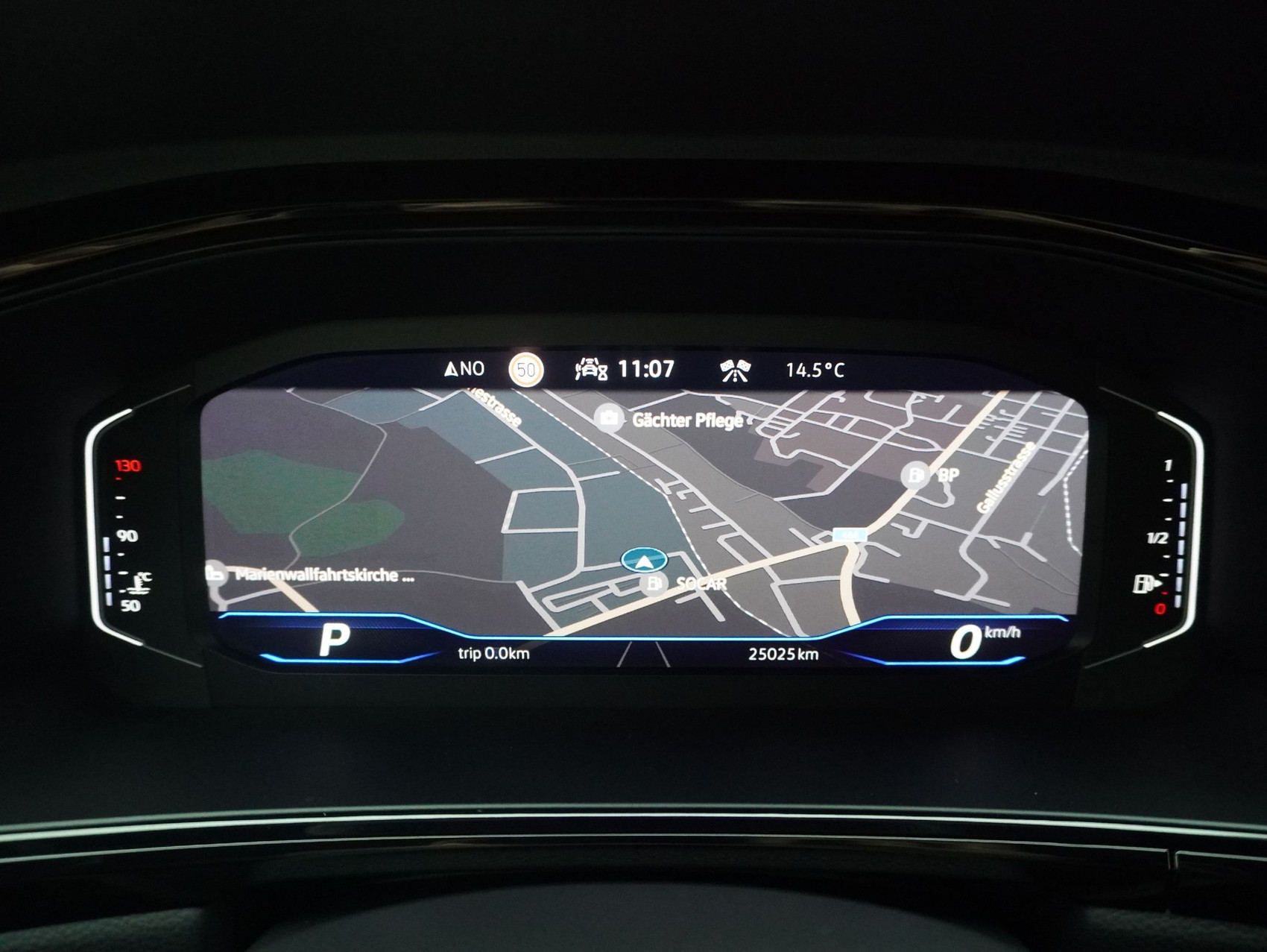 VW T-Roc 2.0 TSI DSG R Black Style 4Motion **Anhängerkupplung und Panoramaglasdach**