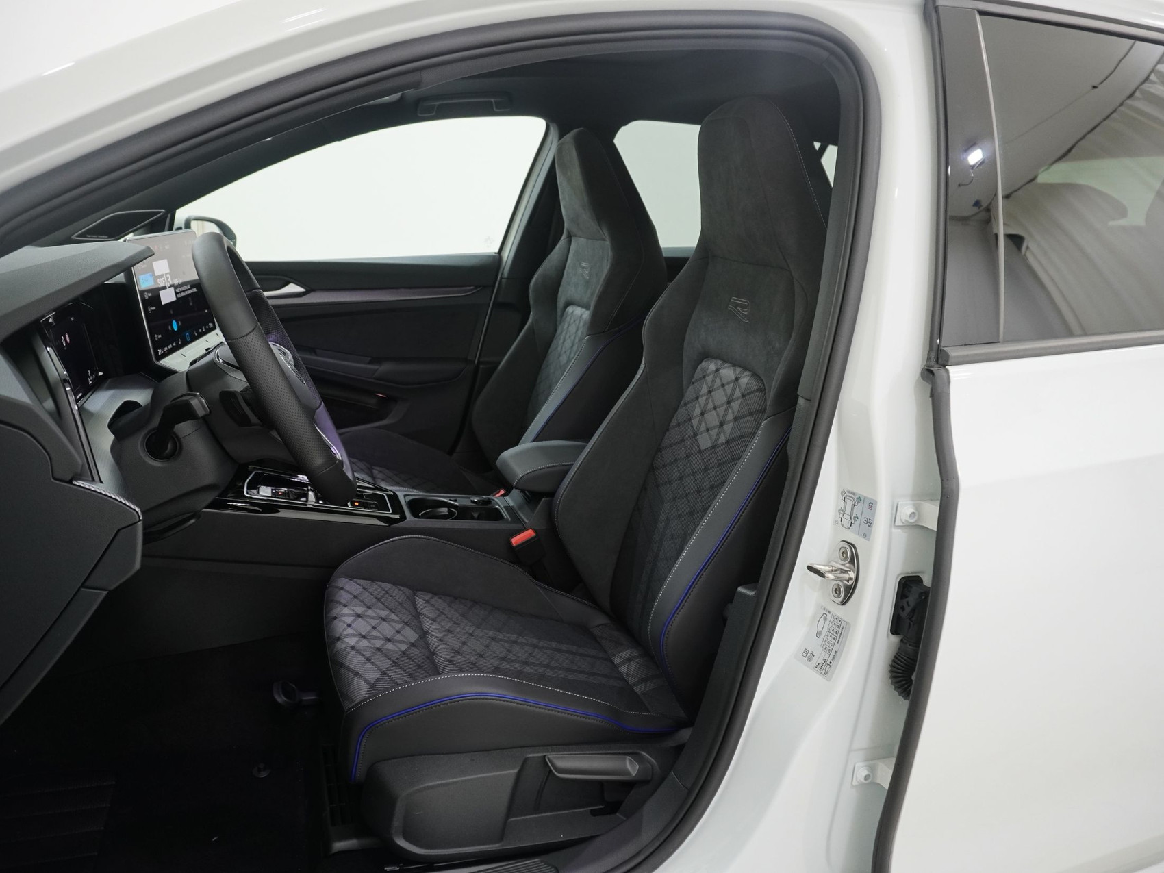 VW Golf VIII 1.5 eTSI R-Line DSG