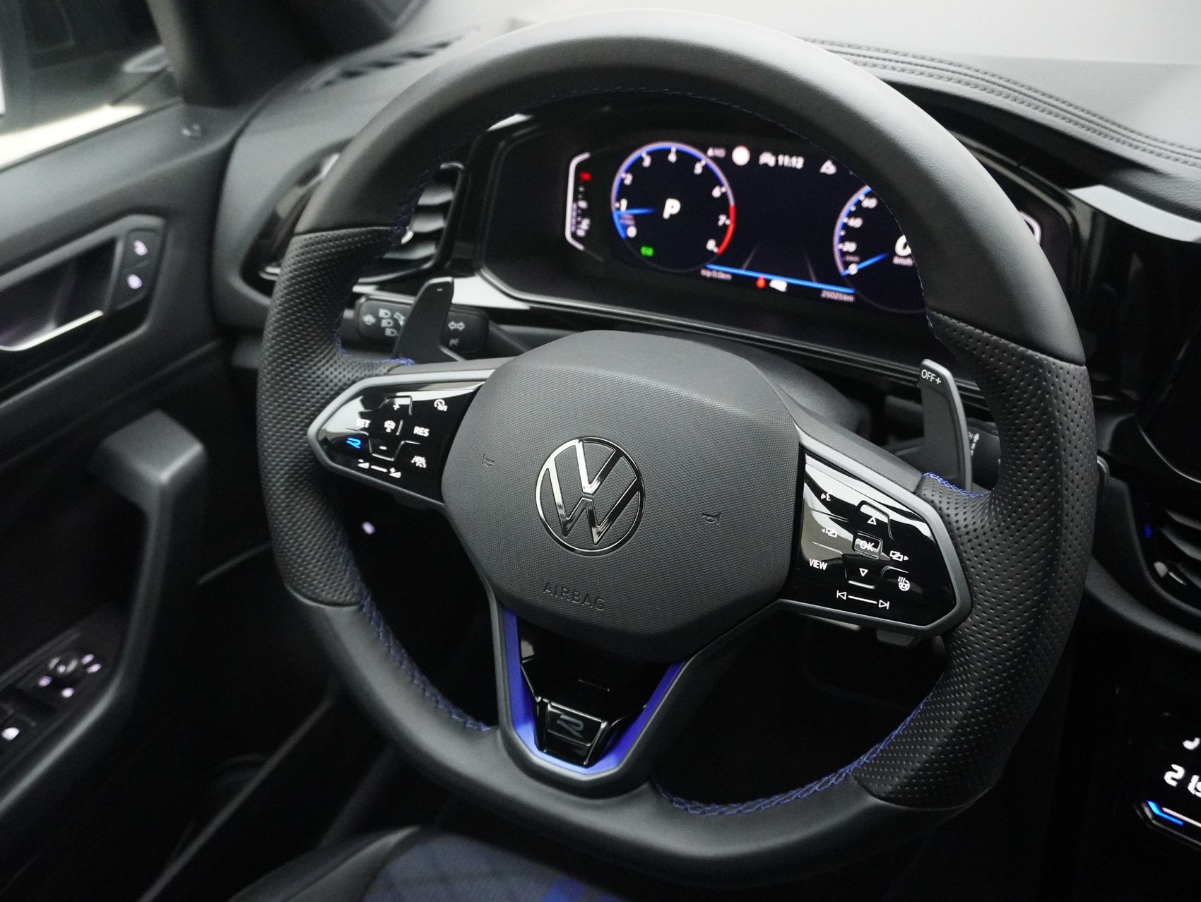 VW T-Roc 2.0 TSI DSG R Black Style 4Motion **Anhängerkupplung und Panoramaglasdach**