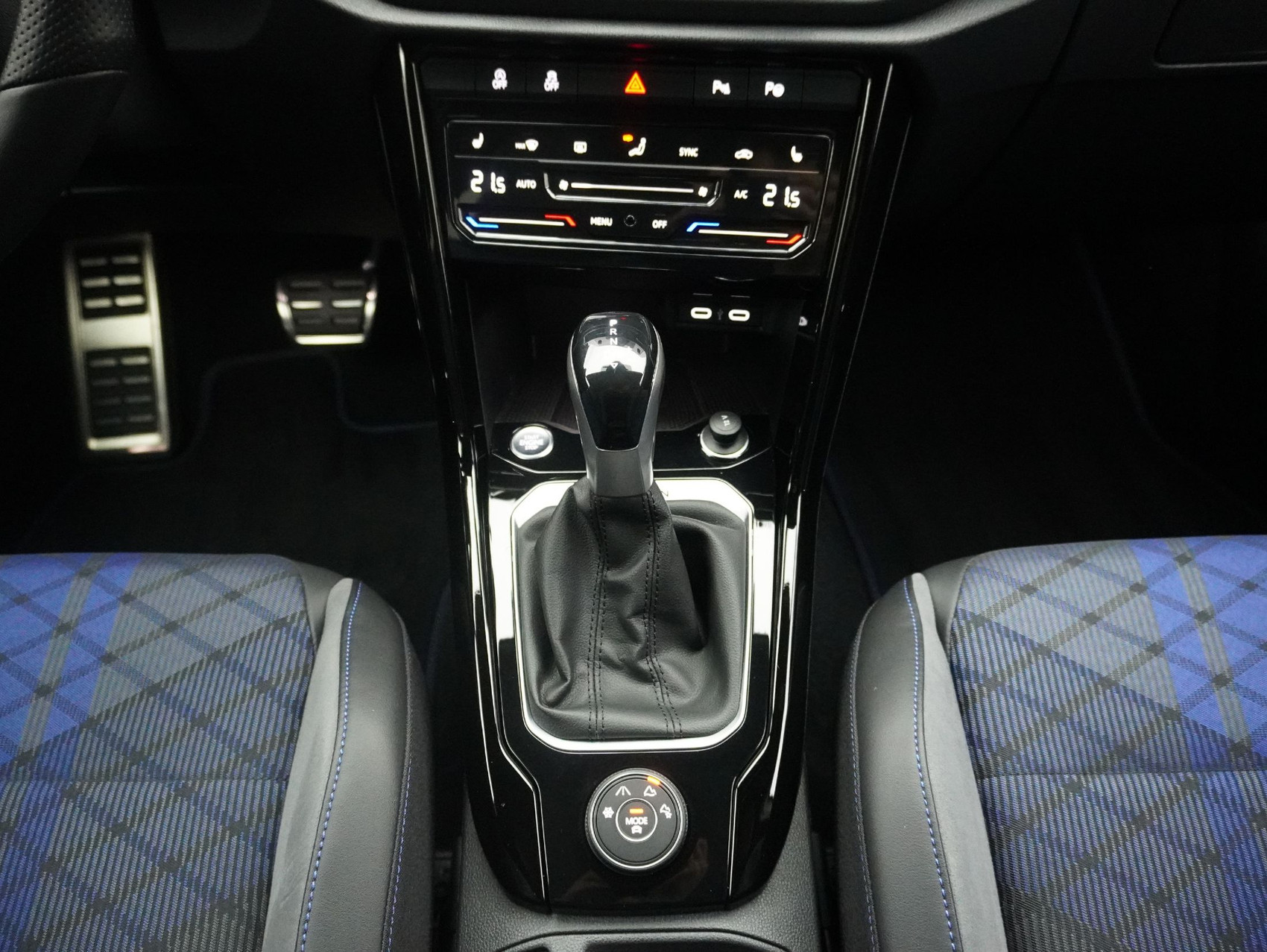 VW T-Roc 2.0 TSI DSG R Black Style 4Motion **Anhängerkupplung und Panoramaglasdach**