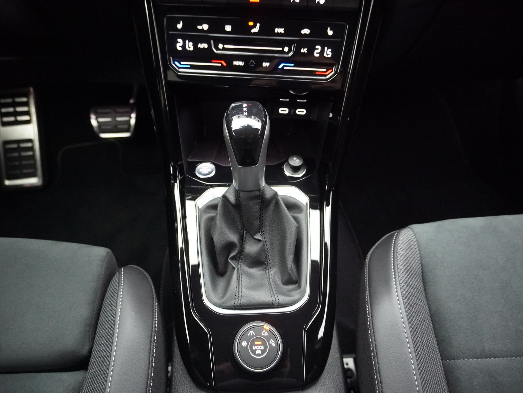 VW T-Roc 2.0 TSI DSG R-Line Black Style 4Motion **Anhängerkupplung und Panoramaglasdach**
