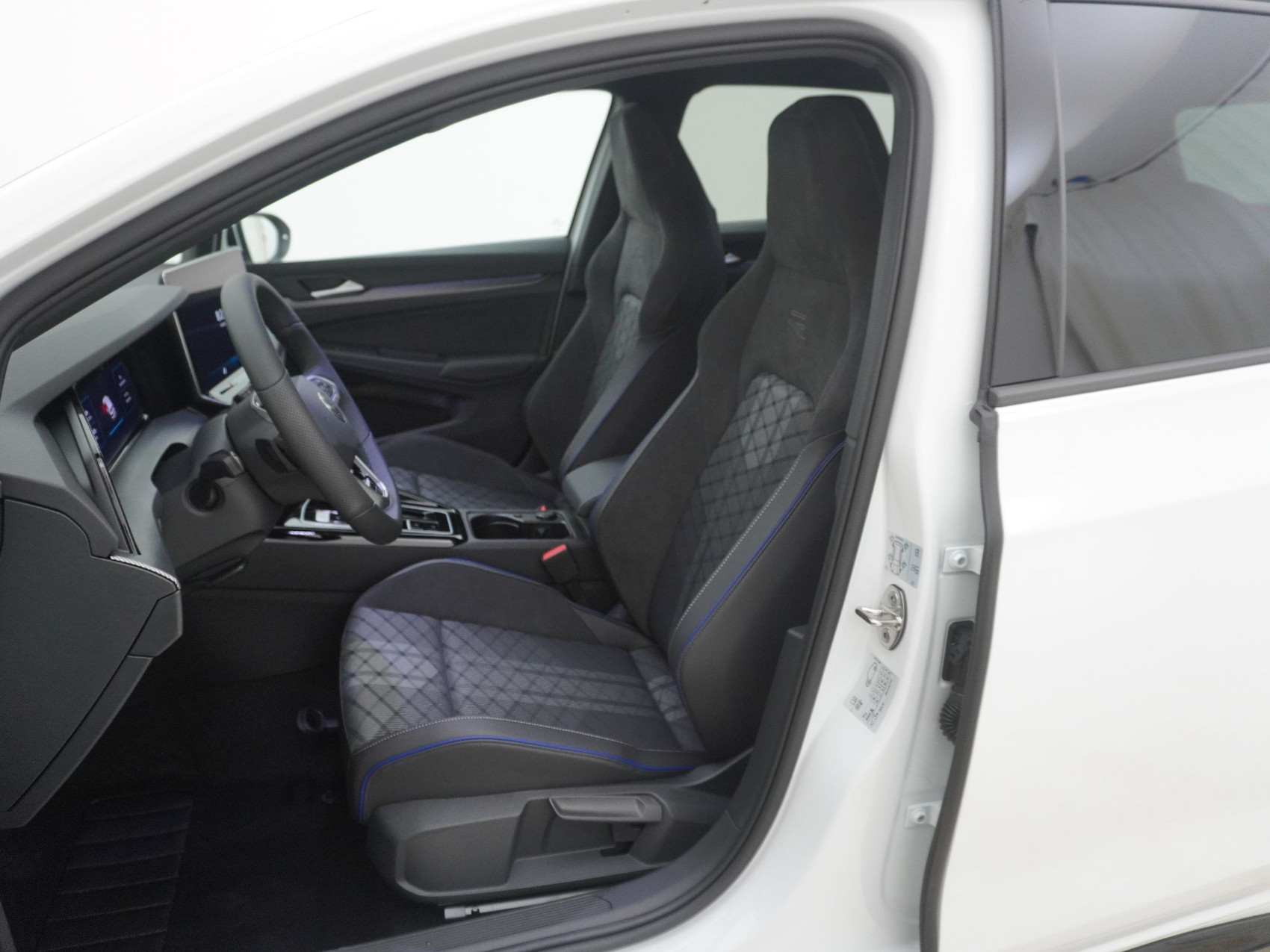 VW Golf VIII 1.5 eTSI R-Line DSG